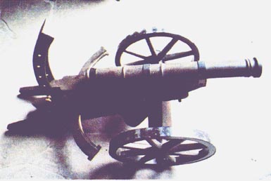 Модель пушки с подъемной дугой